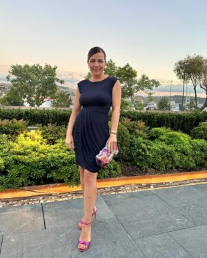 Burcu Kara Instagram - Şuraya bakımlı bir fotoğrafımı bırakayım.Zira ikinci çocuktan sonra,sete gelmesem yüzümün bişey göreceği yok.🙈Annelik de biyere kadar yani.😂