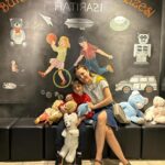 Burcu Kara Instagram - Herkese sevdikleriyle,sağlıklı,mutlu bir bayram dileriz.Büyüklerimizin ellerinden,küçüklerimizin gözlerinden öperiz.🍬🍬🍬#eidmubarak