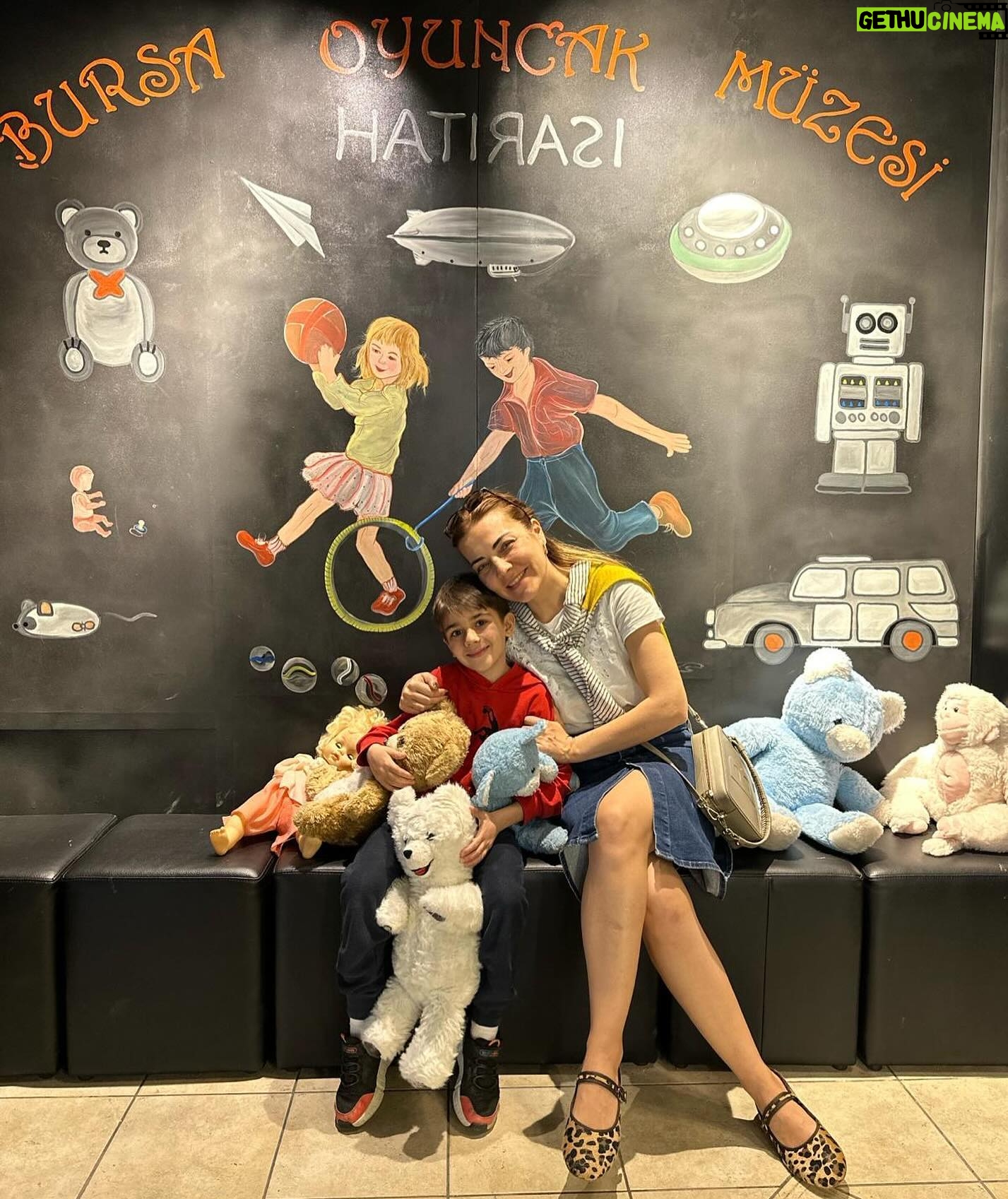 Burcu Kara Instagram - Herkese sevdikleriyle,sağlıklı,mutlu bir bayram dileriz.Büyüklerimizin ellerinden,küçüklerimizin gözlerinden öperiz.🍬🍬🍬#eidmubarak