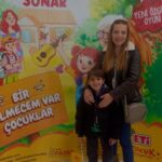 Burcu Kara Instagram – Merhaba sevgili takipçilerim!🙋‍♀️Mutluluk denince akla gelen Eti’nin,ben de mutlu bir haberini paylaşmak istiyorum bugün.😍24 yıldır çocuklara ücretsiz tiyatro imkânı sunan Eti Çocuk Tiyatrosu’nun yeni özgün oyunu “Bir Bilmecem Var Çocuklar”ın ilk gösterimini izlemek için,şahane bir kadro ve çocuklarımızla Eskişehir’deyiz!”Bir Bilmecem Var Çocuklar”, günümüzde çocuklar arasında sıkça rastlanan akran zorbalığına,pozitif olmanın önemine ve internetin doğru kullanımına dair çok güzel mesajlar veriyor.Dostluk, hayvan sevgisi, kendine güvenme, barış, empati ve içindeki gücü keşfetme gibi birçok mesajında çocuklara bir tiyatro oyunuyla verilmesi çok kıymetli.
“Bir Bilmecem Var Çocuklar”,Türkiye’nin dört bir yanında ücretsiz olarak seyircisiyle buluşacakmış.Siz de çocuklarınızla birlikte güzel bir aktivite yapmak istiyorsanız,şehrinizde ne zaman olduğunu öğrenmek için etietieti.com adresine ve Eti Çocuk Tiyatrosu’nun sosyal medya hesaplarına bakabilirsiniz!Yaşasın tiyatro,Yaşasın Eti!
#EtiÇocukTiyatrosu #BirBilmecemVarÇocuklar 
@eticocuktiyatrosu @mutlulukdeninceakla #reklam