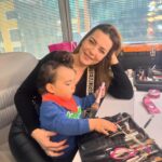 Burcu Kara Instagram – Bugün sette ziyaretçim var.😍Siyah zeytinim makyöz ablamızın masasına çöktü.Çalışan anne sorunsalı da diyebiliriz tabii buna.Evdeki ablamız hasta,Can da mecburen benimle geldi.Bakalım bugün nasıl geçecek?😂🙏🏼🧿