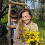 Burcu Kara Instagram - Baharın en güzel geldiği yerlerden birindeyim.Doğduğum topraklarda.Ailem,çocuklarım,papatyalar.Şükür.🙏🏼❤️🌼