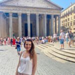 Burcu Kara Instagram - Madem bugün Perşembe,haydi Roma anılarına gidelim.😍İmkan olsa her fırsatta o sokaklarda olmak isterim.Siz şu an imkanınız olsa hangi ülkeye gitmek istersiniz?🇮🇹🍕🍦