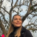 Burcu Kara Instagram - Puslu bir İstanbul günü.Yedi tepe İstanbul'un bir tepesinde çekmiştik bu set fotoğraflarını.Seval komiser kostümü ama Burcu bakışları.😎Akşama Arka Sokaklar'da görüşürüz.Sevgiyle🙋‍♀️