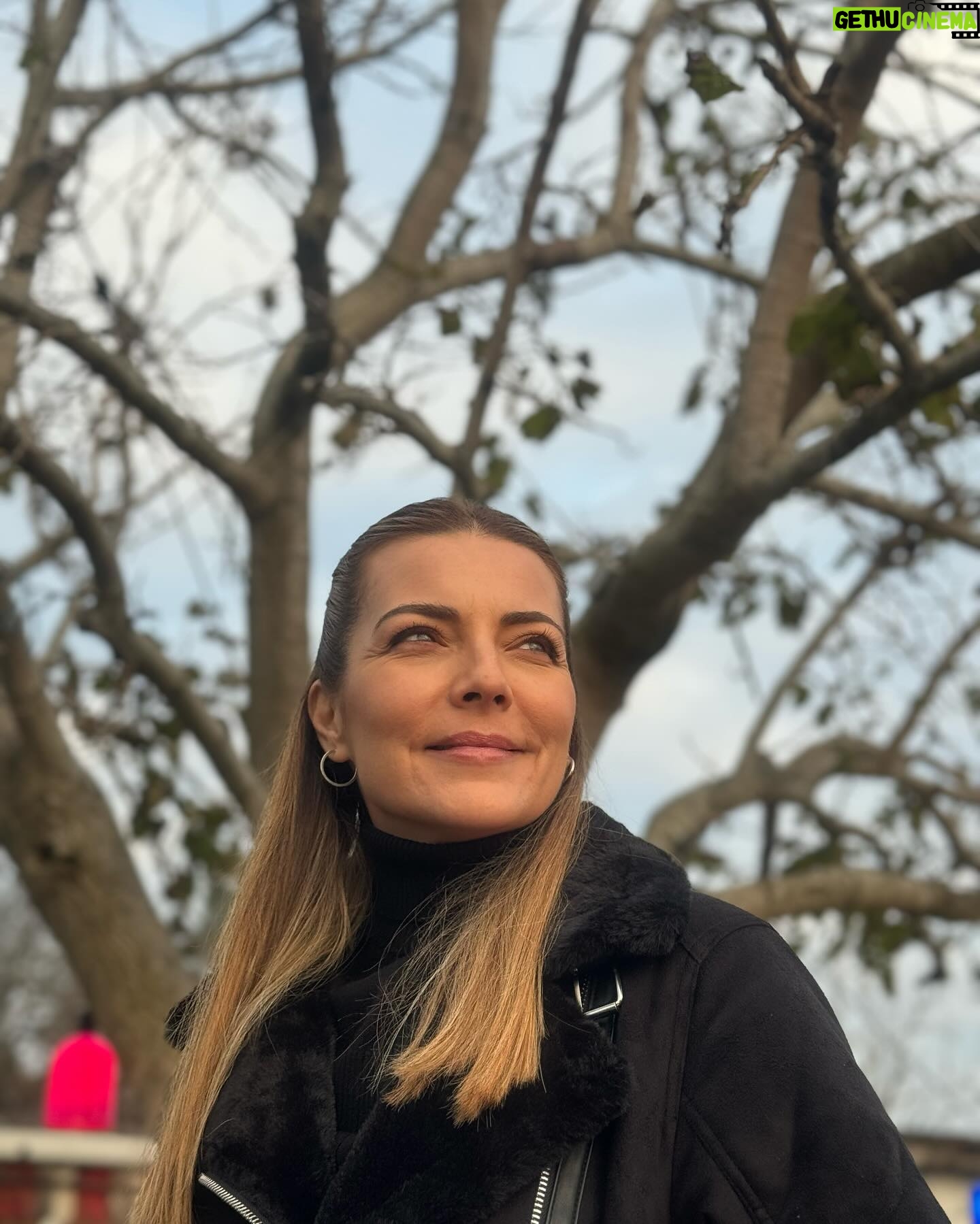Burcu Kara Instagram - Puslu bir İstanbul günü.Yedi tepe İstanbul'un bir tepesinde çekmiştik bu set fotoğraflarını.Seval komiser kostümü ama Burcu bakışları.😎Akşama Arka Sokaklar'da görüşürüz.Sevgiyle🙋♀️