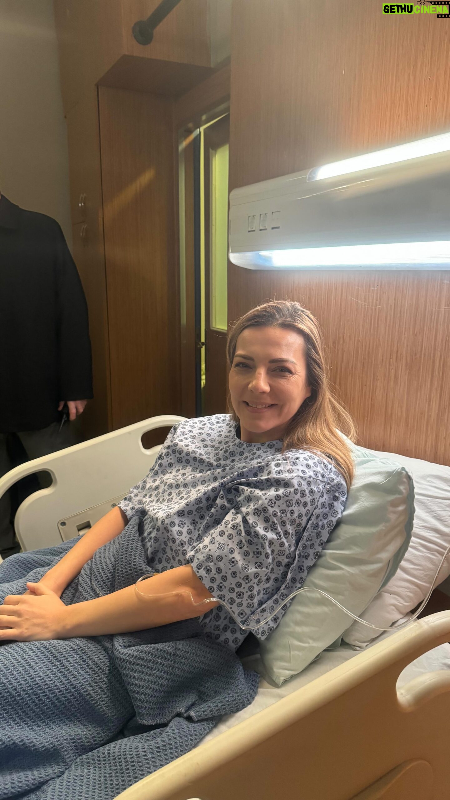 Burcu Kara Instagram - Arka Sokaklar'ın kamera arkasını bir görseniz!Tahmin edemeyeceğiniz kadar sürprizli bir set.Sizinle kısmen de olsa bazı anları paylaşmak istedim.Devamı gelicek.😎📽️🎬