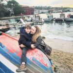 Burcu Kara Instagram - Buradan toplu bir teşekkür etmek ve Aliço'nun sağlığıyla ilgili bilgi vermek istedim.Konu çocuk olunca herkes ne kadar özenli ve hassas oluyor.Çok yakınlarımız dışında cvp veremiceğim kadar çok tlf ve mesaj aldım,sağolun varolun hepiniz.🙏🏼Aralıklarla ateş ve mide bulantısı vardı Aliço'nun son onbeş gündür.İnfluenza,beta,reflü.Farklı tahminler ve tedaviler uyguladık ama durmadı şikayetleri.Bu arada hiç bir şey yememeye başladı ve kilo verdi.Hafta sonu tekrar ateşlendi,dün de titreme ve ellerinde kızarıklıklar olunca apar topar acile gittik.O kan testinin sonucu gelene kadar heralde on yaş yaşlanmışımdır.Sonuç olarak idrar yollarında enfeksiyon çıktı ortaya.Serumlar ve antibiyotikle bugün ilk kez ateşi çıkmadı.🙏🏼Kimse evladıyla sınanmasın.Allah kimseye dermansız dert vermesin.Çocuklarımız iyiyse biz iyiyiz.Hayat onların bir gülüşüyle parlıyor.Hiç birinin ayağına taş değmesin.Hepiniz tekrar sağolun varolun.İyi ki varsınız.❤️