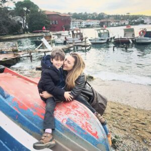 Burcu Kara Instagram - Buradan toplu bir teşekkür etmek ve Aliço'nun sağlığıyla ilgili bilgi vermek istedim.Konu çocuk olunca herkes ne kadar özenli ve hassas oluyor.Çok yakınlarımız dışında cvp veremiceğim kadar çok tlf ve mesaj aldım,sağolun varolun hepiniz.🙏🏼Aralıklarla ateş ve mide bulantısı vardı Aliço'nun son onbeş gündür.İnfluenza,beta,reflü.Farklı tahminler ve tedaviler uyguladık ama durmadı şikayetleri.Bu arada hiç bir şey yememeye başladı ve kilo verdi.Hafta sonu tekrar ateşlendi,dün de titreme ve ellerinde kızarıklıklar olunca apar topar acile gittik.O kan testinin sonucu gelene kadar heralde on yaş yaşlanmışımdır.Sonuç olarak idrar yollarında enfeksiyon çıktı ortaya.Serumlar ve antibiyotikle bugün ilk kez ateşi çıkmadı.🙏🏼Kimse evladıyla sınanmasın.Allah kimseye dermansız dert vermesin.Çocuklarımız iyiyse biz iyiyiz.Hayat onların bir gülüşüyle parlıyor.Hiç birinin ayağına taş değmesin.Hepiniz tekrar sağolun varolun.İyi ki varsınız.❤️