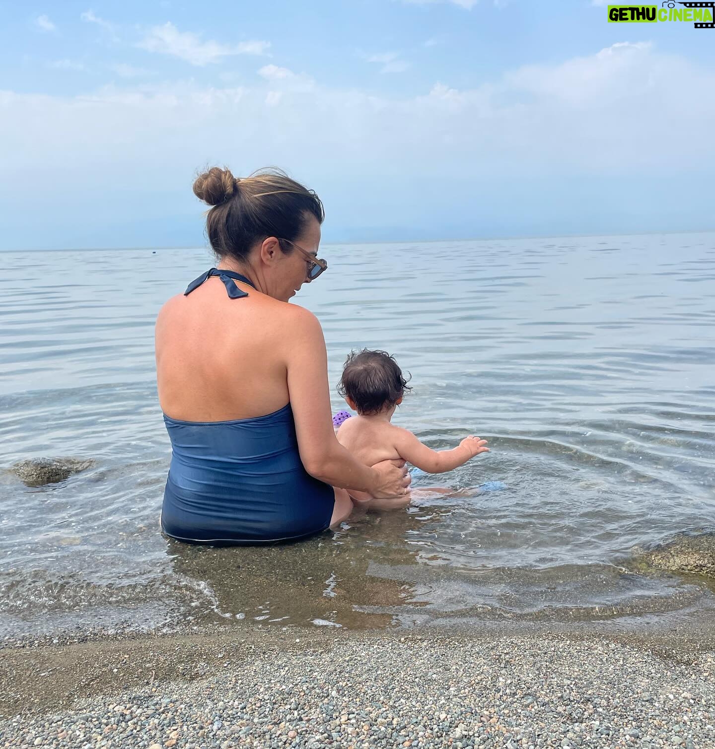 Burcu Kara Instagram - Hepimize iyi gelen,şifalandıran şeyler var.Benimki şüphesiz su.💦Daraldığım zaman,suda olduğum ve iyi hissettiğim fotoğrafları bulup o anı hatırlamaya çalışıyorum.Şu anda da gölde geçirdiğimiz vakitlere gittim yine.Size şu an hangi zamanda,nerede olmak isterdiniz?👼🏻🚤🐠#tbt
