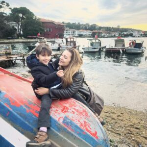 Burcu Kara Instagram - Buradan toplu bir teşekkür etmek ve Aliço'nun sağlığıyla ilgili bilgi vermek istedim.Konu çocuk olunca herkes ne kadar özenli ve hassas oluyor.Çok yakınlarımız dışında cvp veremiceğim kadar çok tlf ve mesaj aldım,sağolun varolun hepiniz.🙏🏼Aralıklarla ateş ve mide bulantısı vardı Aliço'nun son onbeş gündür.İnfluenza,beta,reflü.Farklı tahminler ve tedaviler uyguladık ama durmadı şikayetleri.Bu arada hiç bir şey yememeye başladı ve kilo verdi.Hafta sonu tekrar ateşlendi,dün de titreme ve ellerinde kızarıklıklar olunca apar topar acile gittik.O kan testinin sonucu gelene kadar heralde on yaş yaşlanmışımdır.Sonuç olarak idrar yollarında enfeksiyon çıktı ortaya.Serumlar ve antibiyotikle bugün ilk kez ateşi çıkmadı.🙏🏼Kimse evladıyla sınanmasın.Allah kimseye dermansız dert vermesin.Çocuklarımız iyiyse biz iyiyiz.Hayat onların bir gülüşüyle parlıyor.Hiç birinin ayağına taş değmesin.Hepiniz tekrar sağolun varolun.İyi ki varsınız.❤️