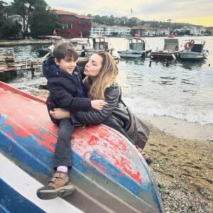 Burcu Kara Instagram - Buradan toplu bir teşekkür etmek ve Aliço'nun sağlığıyla ilgili bilgi vermek istedim.Konu çocuk olunca herkes ne kadar özenli ve hassas oluyor.Çok yakınlarımız dışında cvp veremiceğim kadar çok tlf ve mesaj aldım,sağolun varolun hepiniz.🙏🏼Aralıklarla ateş ve mide bulantısı vardı Aliço'nun son onbeş gündür.İnfluenza,beta,reflü.Farklı tahminler ve tedaviler uyguladık ama durmadı şikayetleri.Bu arada hiç bir şey yememeye başladı ve kilo verdi.Hafta sonu tekrar ateşlendi,dün de titreme ve ellerinde kızarıklıklar olunca apar topar acile gittik.O kan testinin sonucu gelene kadar heralde on yaş yaşlanmışımdır.Sonuç olarak idrar yollarında enfeksiyon çıktı ortaya.Serumlar ve antibiyotikle bugün ilk kez ateşi çıkmadı.🙏🏼Kimse evladıyla sınanmasın.Allah kimseye dermansız dert vermesin.Çocuklarımız iyiyse biz iyiyiz.Hayat onların bir gülüşüyle parlıyor.Hiç birinin ayağına taş değmesin.Hepiniz tekrar sağolun varolun.İyi ki varsınız.❤️