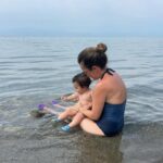 Burcu Kara Instagram - Hepimize iyi gelen,şifalandıran şeyler var.Benimki şüphesiz su.💦Daraldığım zaman,suda olduğum ve iyi hissettiğim fotoğrafları bulup o anı hatırlamaya çalışıyorum.Şu anda da gölde geçirdiğimiz vakitlere gittim yine.Size şu an hangi zamanda,nerede olmak isterdiniz?👼🏻🚤🐠#tbt