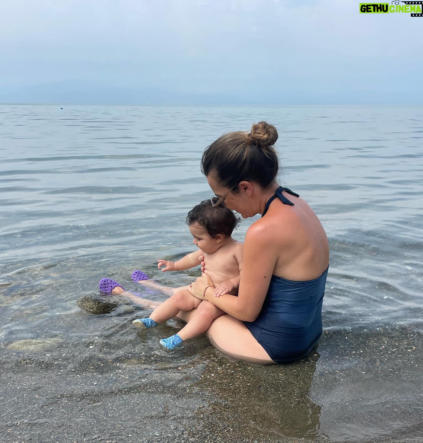 Burcu Kara Instagram - Hepimize iyi gelen,şifalandıran şeyler var.Benimki şüphesiz su.💦Daraldığım zaman,suda olduğum ve iyi hissettiğim fotoğrafları bulup o anı hatırlamaya çalışıyorum.Şu anda da gölde geçirdiğimiz vakitlere gittim yine.Size şu an hangi zamanda,nerede olmak isterdiniz?👼🏻🚤🐠#tbt