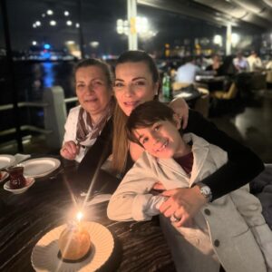 Burcu Kara Instagram - Gecikmiş doğumgünü kutlaması.😍En başta hepimize sağlık diliyorum.Sonra her şey olur.Ben kırklı yaşlarımı çok sevdim.Umarım bundan sonrasını da doyumca yaşamak nasip olur.🙏🏼Bütün güzel dilekleriniz için teşekkürler.Her şey sizlerin enerjisiyle daha güzel.❤️