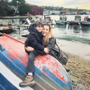 Burcu Kara Instagram - Buradan toplu bir teşekkür etmek ve Aliço'nun sağlığıyla ilgili bilgi vermek istedim.Konu çocuk olunca herkes ne kadar özenli ve hassas oluyor.Çok yakınlarımız dışında cvp veremiceğim kadar çok tlf ve mesaj aldım,sağolun varolun hepiniz.🙏🏼Aralıklarla ateş ve mide bulantısı vardı Aliço'nun son onbeş gündür.İnfluenza,beta,reflü.Farklı tahminler ve tedaviler uyguladık ama durmadı şikayetleri.Bu arada hiç bir şey yememeye başladı ve kilo verdi.Hafta sonu tekrar ateşlendi,dün de titreme ve ellerinde kızarıklıklar olunca apar topar acile gittik.O kan testinin sonucu gelene kadar heralde on yaş yaşlanmışımdır.Sonuç olarak idrar yollarında enfeksiyon çıktı ortaya.Serumlar ve antibiyotikle bugün ilk kez ateşi çıkmadı.🙏🏼Kimse evladıyla sınanmasın.Allah kimseye dermansız dert vermesin.Çocuklarımız iyiyse biz iyiyiz.Hayat onların bir gülüşüyle parlıyor.Hiç birinin ayağına taş değmesin.Hepiniz tekrar sağolun varolun.İyi ki varsınız.❤️