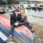 Burcu Kara Instagram - Buradan toplu bir teşekkür etmek ve Aliço'nun sağlığıyla ilgili bilgi vermek istedim.Konu çocuk olunca herkes ne kadar özenli ve hassas oluyor.Çok yakınlarımız dışında cvp veremiceğim kadar çok tlf ve mesaj aldım,sağolun varolun hepiniz.🙏🏼Aralıklarla ateş ve mide bulantısı vardı Aliço'nun son onbeş gündür.İnfluenza,beta,reflü.Farklı tahminler ve tedaviler uyguladık ama durmadı şikayetleri.Bu arada hiç bir şey yememeye başladı ve kilo verdi.Hafta sonu tekrar ateşlendi,dün de titreme ve ellerinde kızarıklıklar olunca apar topar acile gittik.O kan testinin sonucu gelene kadar heralde on yaş yaşlanmışımdır.Sonuç olarak idrar yollarında enfeksiyon çıktı ortaya.Serumlar ve antibiyotikle bugün ilk kez ateşi çıkmadı.🙏🏼Kimse evladıyla sınanmasın.Allah kimseye dermansız dert vermesin.Çocuklarımız iyiyse biz iyiyiz.Hayat onların bir gülüşüyle parlıyor.Hiç birinin ayağına taş değmesin.Hepiniz tekrar sağolun varolun.İyi ki varsınız.❤️