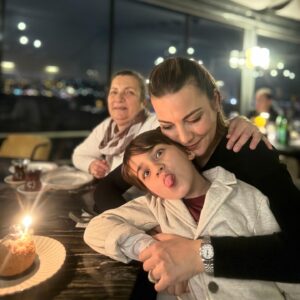 Burcu Kara Instagram - Gecikmiş doğumgünü kutlaması.😍En başta hepimize sağlık diliyorum.Sonra her şey olur.Ben kırklı yaşlarımı çok sevdim.Umarım bundan sonrasını da doyumca yaşamak nasip olur.🙏🏼Bütün güzel dilekleriniz için teşekkürler.Her şey sizlerin enerjisiyle daha güzel.❤️
