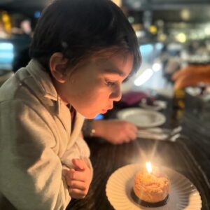 Burcu Kara Instagram - Gecikmiş doğumgünü kutlaması.😍En başta hepimize sağlık diliyorum.Sonra her şey olur.Ben kırklı yaşlarımı çok sevdim.Umarım bundan sonrasını da doyumca yaşamak nasip olur.🙏🏼Bütün güzel dilekleriniz için teşekkürler.Her şey sizlerin enerjisiyle daha güzel.❤️
