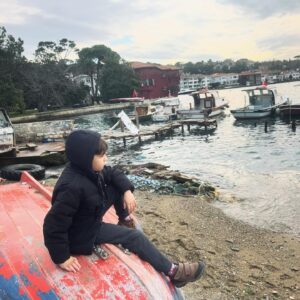 Burcu Kara Instagram - Buradan toplu bir teşekkür etmek ve Aliço'nun sağlığıyla ilgili bilgi vermek istedim.Konu çocuk olunca herkes ne kadar özenli ve hassas oluyor.Çok yakınlarımız dışında cvp veremiceğim kadar çok tlf ve mesaj aldım,sağolun varolun hepiniz.🙏🏼Aralıklarla ateş ve mide bulantısı vardı Aliço'nun son onbeş gündür.İnfluenza,beta,reflü.Farklı tahminler ve tedaviler uyguladık ama durmadı şikayetleri.Bu arada hiç bir şey yememeye başladı ve kilo verdi.Hafta sonu tekrar ateşlendi,dün de titreme ve ellerinde kızarıklıklar olunca apar topar acile gittik.O kan testinin sonucu gelene kadar heralde on yaş yaşlanmışımdır.Sonuç olarak idrar yollarında enfeksiyon çıktı ortaya.Serumlar ve antibiyotikle bugün ilk kez ateşi çıkmadı.🙏🏼Kimse evladıyla sınanmasın.Allah kimseye dermansız dert vermesin.Çocuklarımız iyiyse biz iyiyiz.Hayat onların bir gülüşüyle parlıyor.Hiç birinin ayağına taş değmesin.Hepiniz tekrar sağolun varolun.İyi ki varsınız.❤️