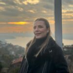 Burcu Kara Instagram - Puslu bir İstanbul günü.Yedi tepe İstanbul'un bir tepesinde çekmiştik bu set fotoğraflarını.Seval komiser kostümü ama Burcu bakışları.😎Akşama Arka Sokaklar'da görüşürüz.Sevgiyle🙋‍♀️