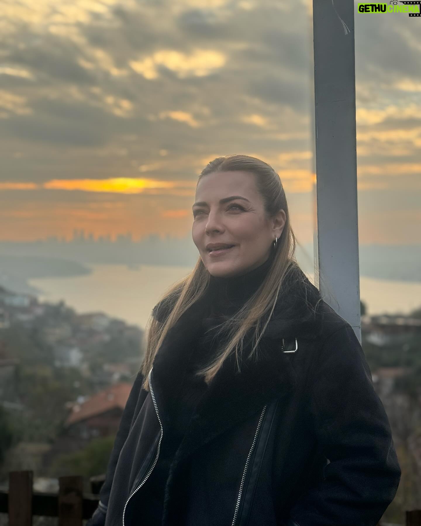 Burcu Kara Instagram - Puslu bir İstanbul günü.Yedi tepe İstanbul'un bir tepesinde çekmiştik bu set fotoğraflarını.Seval komiser kostümü ama Burcu bakışları.😎Akşama Arka Sokaklar'da görüşürüz.Sevgiyle🙋♀️
