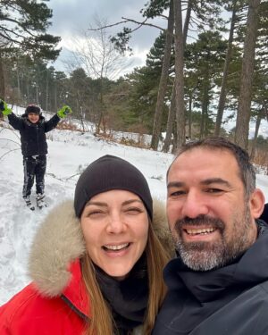 Burcu Kara Instagram - Memleketten kar manzaraları😂Yoğun kar yağışı tatilcilere keyifli anlar yaşattı sevgili seyirciler.❄️(Storylerde karsambaç yemeği var.Kimler biliyor?)