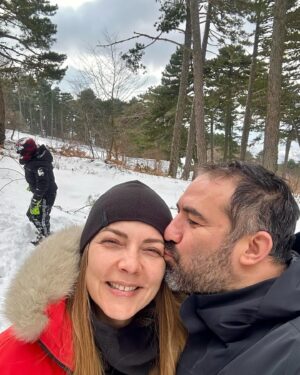 Burcu Kara Instagram - Memleketten kar manzaraları😂Yoğun kar yağışı tatilcilere keyifli anlar yaşattı sevgili seyirciler.❄️(Storylerde karsambaç yemeği var.Kimler biliyor?)