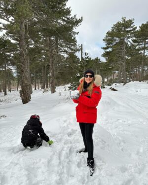 Burcu Kara Instagram - Memleketten kar manzaraları😂Yoğun kar yağışı tatilcilere keyifli anlar yaşattı sevgili seyirciler.❄️(Storylerde karsambaç yemeği var.Kimler biliyor?)