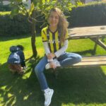 Burcu Kara Instagram - Bu hafta formamla gezicem.Fenerbahçe'li olduğum için değil,yaşanan tüm holiganlığı,barbarlığı,haksızlığı protesto etmek için!Dün gece üzüntümden uyuyamadım.Çocuklarımızın da gördüğü korkunç tablo yüzünden!Sırf önde olduğu için yaralanan bir sürü futbolcu,yüz kere durdurulan bir oyun,sahadaki meşalelere,yüzü kanayan kaleci,kafası kanayan yan hakeme rağmen devam eden hakeme yazıklar olsun!Sen yurtdışında her hangi bir maçta devam edebilir misin böyle @halilumut_meler_official ??Sırf galip geldiği için sevindi diye hakkettiler diyebilir misiniz başka ülkede şuursuz bir kaç yorumcu?Sadece futbolculara ait olan bir sahaya bıçakla dalabilir misin taraftar?Başka bir ligde zaten ortalık karışıkken,senin görevin sulh sağlamakken futbolcuya vurabilir misin güvenlik görevlisi??Sevince tahammülüz yoksa daha önce niye alkışladınız başka takıma yenilirken ya da Fener'in sahasında niye siz sevindiniz madem?Güzel şehrimiz Trabzon'u bir kez daha bütün dünyaya rezil ettiniz.Ülkemize gelecek bütün yabancı organizasyonların önüne geçtiniz.Her defasında olay çıkan bir deplasman için yeterli önlemi almayan başta @tff_resmi ve diğer tüm sorumlu kurumlar,Fener'den ya da Trabzonspor'dan bir futbolcuda kalıcı bir hasar olsa kendinizi nasıl savunacaktınız?Önce güvenlik,önce insanlık!Böyle futbol,böyle lig yerin dibine batsın!