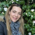 Burcu Kara Instagram - Kamelyalarımın önünde bir fotoğrafım olmadan bitmesin bu Şubat'da!Dünyanın en güzel çiçekleri olabilirler.🌺Her yıl heyecanla açmalarını bekliyorum.Bu ara çok görürsünüz profilimde hazır olun.😂Akşama Arka Sokaklar'ın yeni bölümünde görüşmek üzere.✌🏼📺🎥