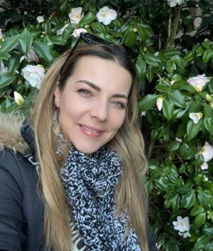 Burcu Kara Instagram - Kamelyalarımın önünde bir fotoğrafım olmadan bitmesin bu Şubat'da!Dünyanın en güzel çiçekleri olabilirler.🌺Her yıl heyecanla açmalarını bekliyorum.Bu ara çok görürsünüz profilimde hazır olun.😂Akşama Arka Sokaklar'ın yeni bölümünde görüşmek üzere.✌🏼📺🎥