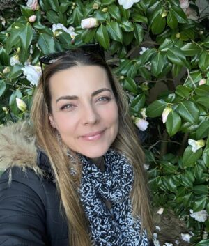 Burcu Kara Instagram - Kamelyalarımın önünde bir fotoğrafım olmadan bitmesin bu Şubat'da!Dünyanın en güzel çiçekleri olabilirler.🌺Her yıl heyecanla açmalarını bekliyorum.Bu ara çok görürsünüz profilimde hazır olun.😂Akşama Arka Sokaklar'ın yeni bölümünde görüşmek üzere.✌🏼📺🎥