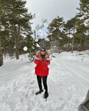 Burcu Kara Instagram - Memleketten kar manzaraları😂Yoğun kar yağışı tatilcilere keyifli anlar yaşattı sevgili seyirciler.❄️(Storylerde karsambaç yemeği var.Kimler biliyor?)