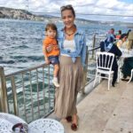 Burcu Kara Instagram - Aynı yerde.Ama sadece mekan ve sandalyeler aynı.Beş yıl önce Ali,bugün Can'la.Hayat hepimize her zaman güzellikler getirsin.🙏🏼❤️🧿
