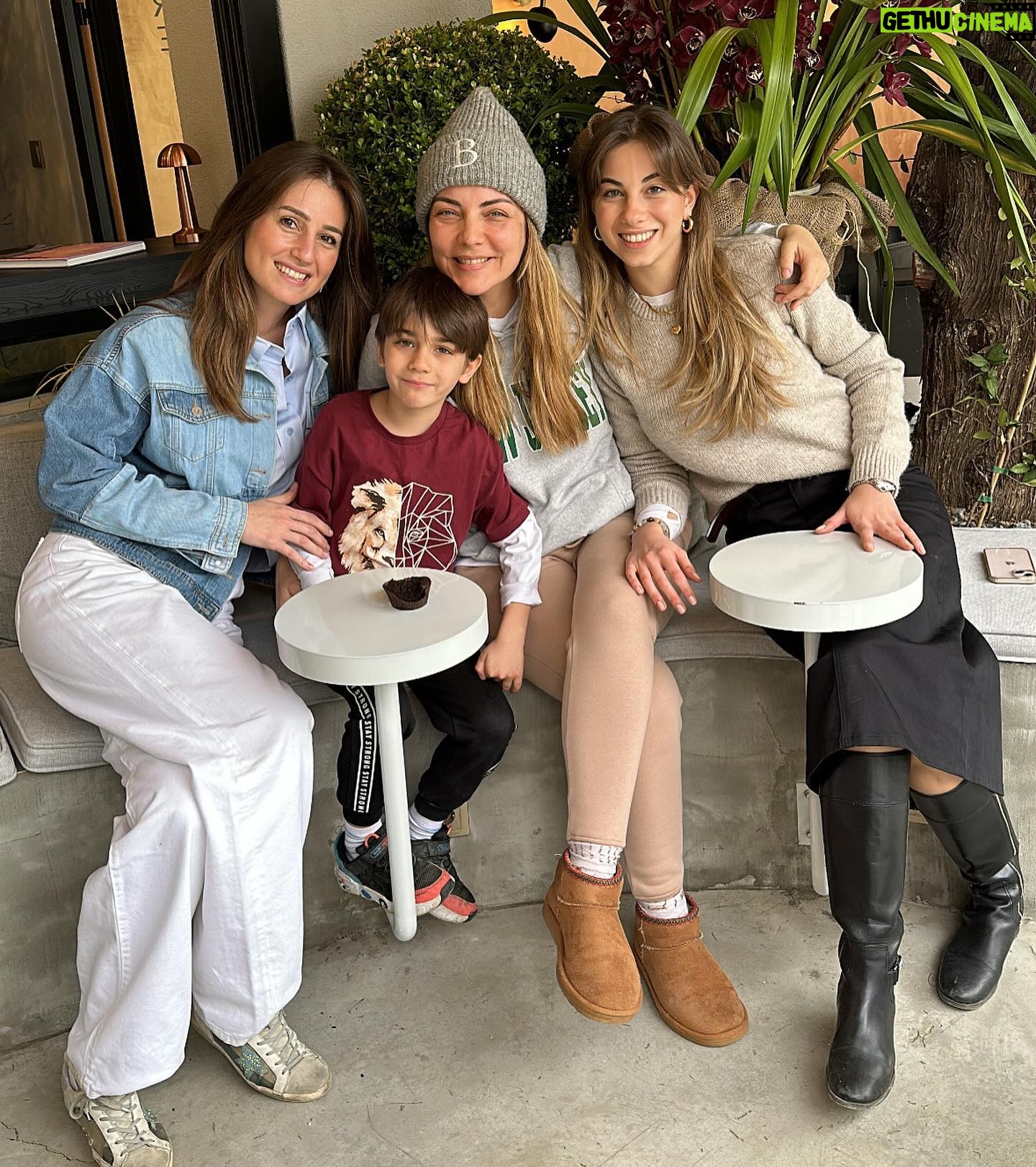 Burcu Kara Instagram - Memleket havası aldık.😍Canım Bursa'm.🙏🏼Gelmişken arkadaşımın yeni açılan kafesine de uğradım.Glutensiz,şekersiz pastayla kutlama yapmak da nasip oldu.Hayırlı olan tüm dileklerimizin kabul olması niyetiyle.🙏🏼🎂