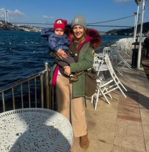 Burcu Kara Instagram - Aynı yerde.Ama sadece mekan ve sandalyeler aynı.Beş yıl önce Ali,bugün Can'la.Hayat hepimize her zaman güzellikler getirsin.🙏🏼❤️🧿
