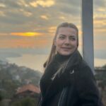 Burcu Kara Instagram - Puslu bir İstanbul günü.Yedi tepe İstanbul'un bir tepesinde çekmiştik bu set fotoğraflarını.Seval komiser kostümü ama Burcu bakışları.😎Akşama Arka Sokaklar'da görüşürüz.Sevgiyle🙋‍♀️