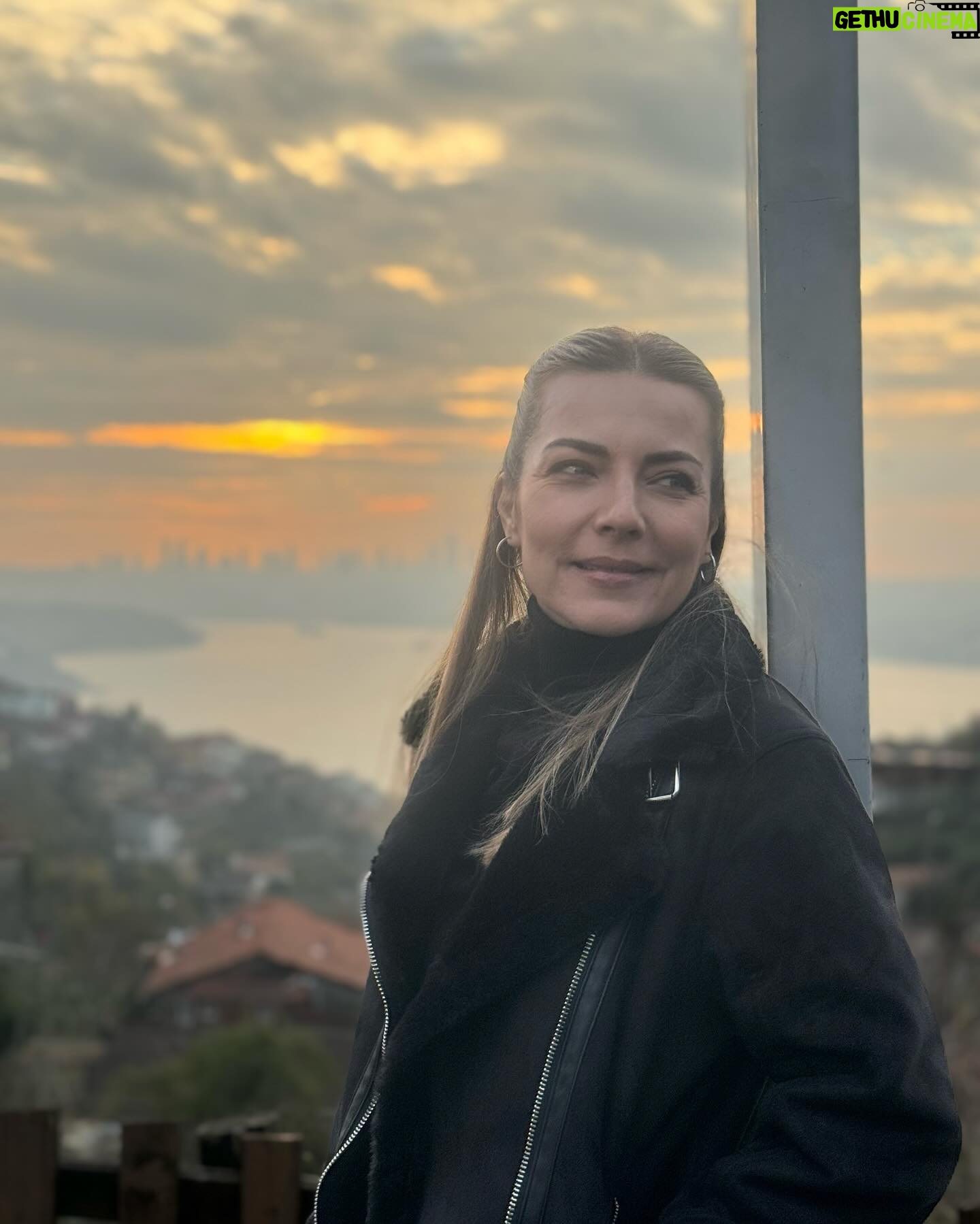 Burcu Kara Instagram - Puslu bir İstanbul günü.Yedi tepe İstanbul'un bir tepesinde çekmiştik bu set fotoğraflarını.Seval komiser kostümü ama Burcu bakışları.😎Akşama Arka Sokaklar'da görüşürüz.Sevgiyle🙋♀️