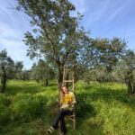 Burcu Kara Instagram - Baharın en güzel geldiği yerlerden birindeyim.Doğduğum topraklarda.Ailem,çocuklarım,papatyalar.Şükür.🙏🏼❤️🌼