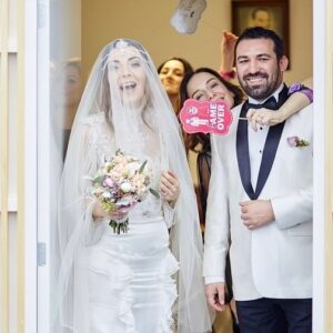 Burcu Kara Instagram - Ne eğlenceli ve sürprizli bir gündü.8 yıl olmuş.Nicelerine.🎉❤️🧿