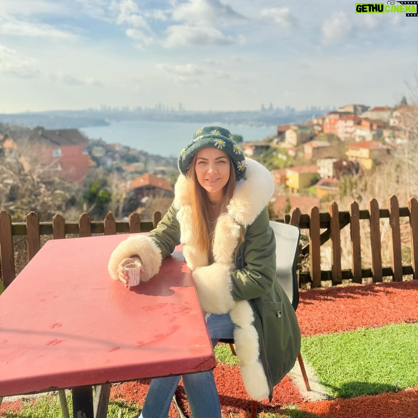 Burcu Kara Instagram - Herkese iyi hafta sonları diliyorum.🍀İstanbul yedi tepe,biz setle her yerdeyiz.Manzaraya bakın.😍🎬🎥