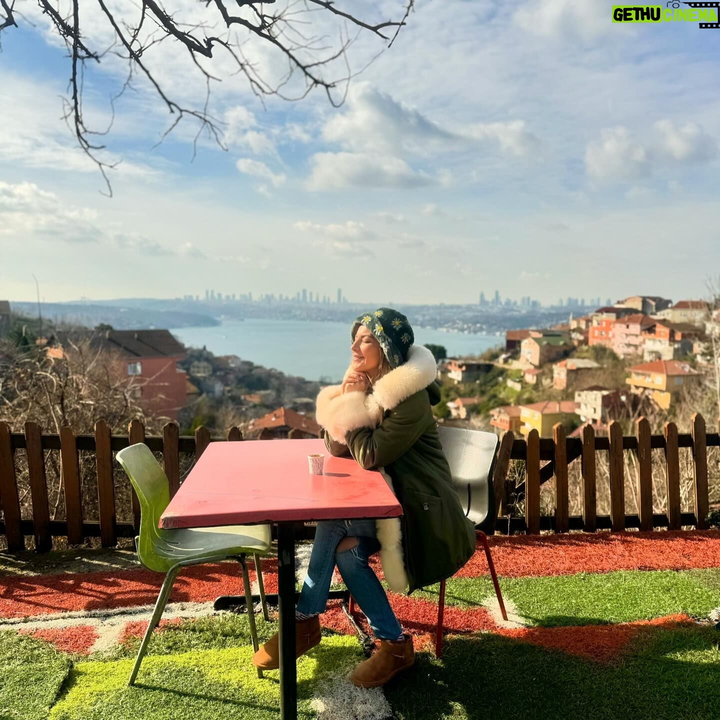 Burcu Kara Instagram - Herkese iyi hafta sonları diliyorum.🍀İstanbul yedi tepe,biz setle her yerdeyiz.Manzaraya bakın.😍🎬🎥