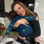 Burcu Kara Instagram - Günaydın.Gene sürünerek uyandığım bir sabah.🙈Yeni yıla girerken aldığım kararlardan biri,kesinlikle bizim ve Ali'nin yatağını değiştirmekti.Çünkü yorgun ve bel ağrısıyla uyanmaktan bıktım artık.Ali'de alerjik bir çocuk ve bunda bence yatağının da payı var.Ne alacağıma karar verdim ve sizinle de paylaşayım istedim.Benden ne beklenir,tabii "doğal yatak".😂Aynen bu terimi yazıp aramaya başladım internette ve @wellmattyatak 'ı keşfettim.Doğal lateks,hindistan cevizi lifi,saf pamuk,saf yün ve at yelesinden üretilen,bakteri,koku ve nem barındırmayan bir yatak markası.Kaliteli uyku o kadar önemli ki!İstediğim ölçülere göre üretip gönderebileceklermiş.Mışıl mışıl uyumayı heyecanla bekliyorum.Amin.😂🙏🏼 #mecburenreklam