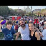 Burcu Kara Instagram - Çok özledim ikinizi de.Madem eski fotoğraflara daldım,neden o muhteşem günü anmayayım?Dünyanın en özel şehirlerinden birinde,sürpriz bir festivalin içine düşüp çok eğlenmiştik.Yeni yıla böyle bir günle,binlerce insanın içinde eğlenerek girmiştik.Bin şükür.Niceleri,sağlıkla,hepimize nasip olsun.🙏🏼🧿❤️#neworleans #mardigras