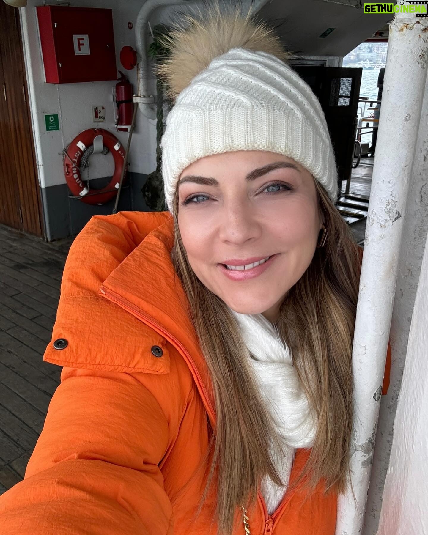 Burcu Kara Instagram - Beşiktaş-Kadıköy vapurundayım.Denizin üstündeyim,benden mutlusu yok.🐬🚢🧜♀️