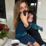 Burcu Kara Instagram - Günaydın.Gene sürünerek uyandığım bir sabah.🙈Yeni yıla girerken aldığım kararlardan biri,kesinlikle bizim ve Ali'nin yatağını değiştirmekti.Çünkü yorgun ve bel ağrısıyla uyanmaktan bıktım artık.Ali'de alerjik bir çocuk ve bunda bence yatağının da payı var.Ne alacağıma karar verdim ve sizinle de paylaşayım istedim.Benden ne beklenir,tabii "doğal yatak".😂Aynen bu terimi yazıp aramaya başladım internette ve @wellmattyatak 'ı keşfettim.Doğal lateks,hindistan cevizi lifi,saf pamuk,saf yün ve at yelesinden üretilen,bakteri,koku ve nem barındırmayan bir yatak markası.Kaliteli uyku o kadar önemli ki!İstediğim ölçülere göre üretip gönderebileceklermiş.Mışıl mışıl uyumayı heyecanla bekliyorum.Amin.😂🙏🏼 #mecburenreklam