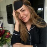 Burcu Kara Instagram - Günaydın.Gene sürünerek uyandığım bir sabah.🙈Yeni yıla girerken aldığım kararlardan biri,kesinlikle bizim ve Ali'nin yatağını değiştirmekti.Çünkü yorgun ve bel ağrısıyla uyanmaktan bıktım artık.Ali'de alerjik bir çocuk ve bunda bence yatağının da payı var.Ne alacağıma karar verdim ve sizinle de paylaşayım istedim.Benden ne beklenir,tabii "doğal yatak".😂Aynen bu terimi yazıp aramaya başladım internette ve @wellmattyatak 'ı keşfettim.Doğal lateks,hindistan cevizi lifi,saf pamuk,saf yün ve at yelesinden üretilen,bakteri,koku ve nem barındırmayan bir yatak markası.Kaliteli uyku o kadar önemli ki!İstediğim ölçülere göre üretip gönderebileceklermiş.Mışıl mışıl uyumayı heyecanla bekliyorum.Amin.😂🙏🏼 #mecburenreklam