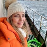 Burcu Kara Instagram - Beşiktaş-Kadıköy vapurundayım.Denizin üstündeyim,benden mutlusu yok.🐬🚢🧜‍♀️