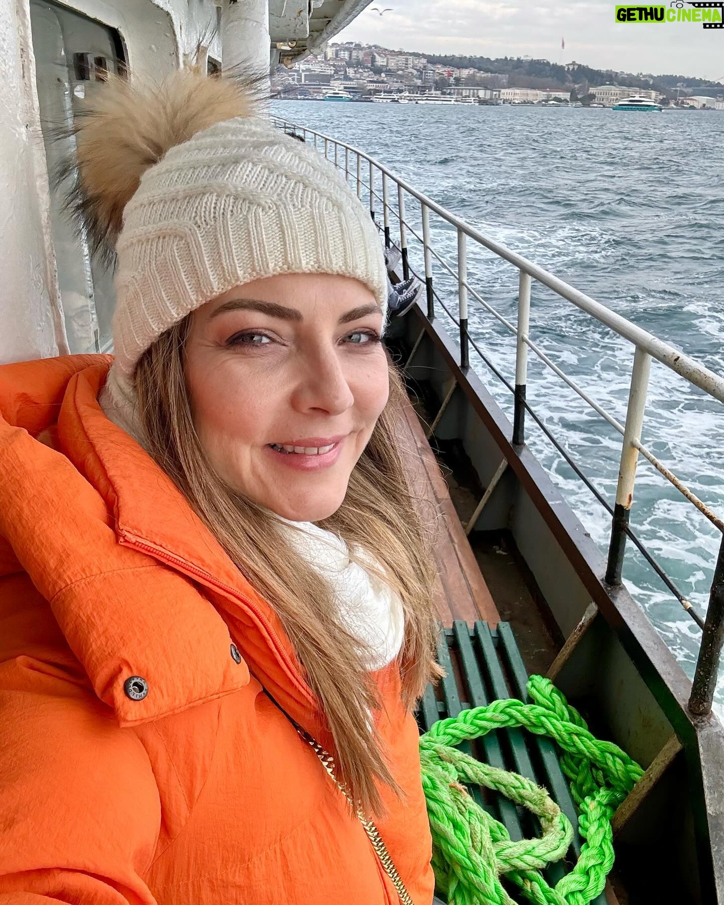 Burcu Kara Instagram - Beşiktaş-Kadıköy vapurundayım.Denizin üstündeyim,benden mutlusu yok.🐬🚢🧜♀️