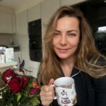 Burcu Kara Instagram - Günaydın.Gene sürünerek uyandığım bir sabah.🙈Yeni yıla girerken aldığım kararlardan biri,kesinlikle bizim ve Ali'nin yatağını değiştirmekti.Çünkü yorgun ve bel ağrısıyla uyanmaktan bıktım artık.Ali'de alerjik bir çocuk ve bunda bence yatağının da payı var.Ne alacağıma karar verdim ve sizinle de paylaşayım istedim.Benden ne beklenir,tabii "doğal yatak".😂Aynen bu terimi yazıp aramaya başladım internette ve @wellmattyatak 'ı keşfettim.Doğal lateks,hindistan cevizi lifi,saf pamuk,saf yün ve at yelesinden üretilen,bakteri,koku ve nem barındırmayan bir yatak markası.Kaliteli uyku o kadar önemli ki!İstediğim ölçülere göre üretip gönderebileceklermiş.Mışıl mışıl uyumayı heyecanla bekliyorum.Amin.😂🙏🏼 #mecburenreklam